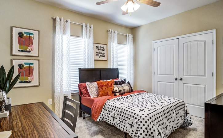 the collective at auburn luxury 2 3 and 4 bedroom off campus cottage apartments near auburn university huge private bedrooms large walk in closets